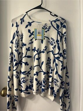 Women’s Blue and White Floral Crewneck Sweater